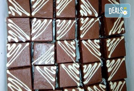 Сладки моменти! 30 броя шоколадови мини тортички (петифури) с крем, какаови блатове и декорация от Muffin House! - Снимка 3