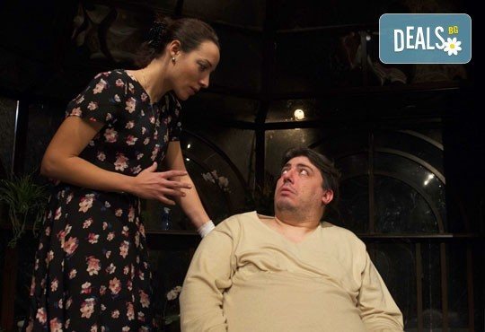 Отново на театър! Гледайте Герасим Георгиев - Геро и Владимир Пенев в Семеен албум на 20.09. от 19 ч, в Младежки театър, един билет! - Снимка 1