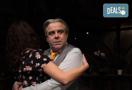 Отново на театър! Гледайте Герасим Георгиев - Геро и Владимир Пенев в Семеен албум на 20.09. от 19 ч, в Младежки театър, един билет! - Снимка 3
