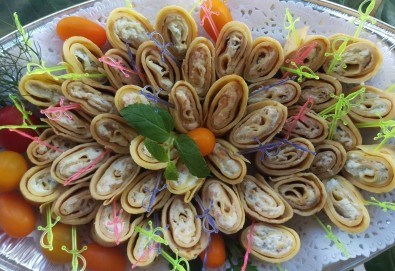 Кетъринг плато палачинкови пънчета с 35-40 хапки асорти със свинско бон филе, пилешко бон филе, сьомга, маслини, сирене Philadelphia, синьо сирене и кашкавал от Fresh & GO!