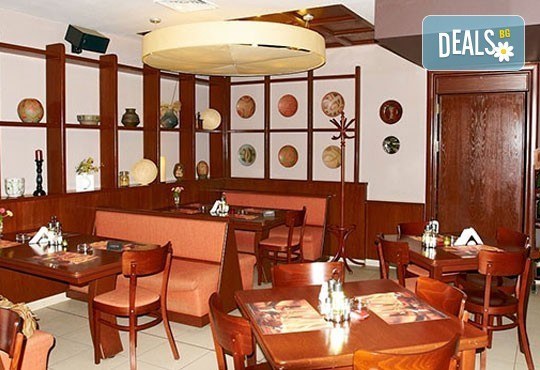 Обяд или вечеря в Ресторанти Златна круша! Две големи тънки пици или три малки тънки пици - Снимка 3