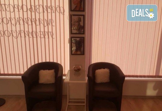 Маникюр с гел лак, декораци с камъчета, масаж на ръцете и бонус: безплатно сваляне в салон за красота Сиемпре Белла - Снимка 7