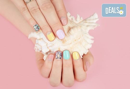 Маникюр с гел лак, декораци с камъчета, масаж на ръцете и бонус: безплатно сваляне в салон за красота Сиемпре Белла - Снимка 1