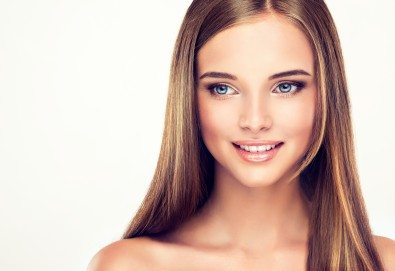 Терапия за коса с „Omniplex” на FarmaVita, подстригване и прав сешоар в салон за красота Nails club в Младост!