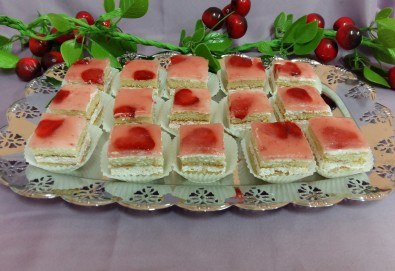 Вкусни моменти за вашето парти с 45 броя сладки петифури - малки тортички от сладкарница Черешка
