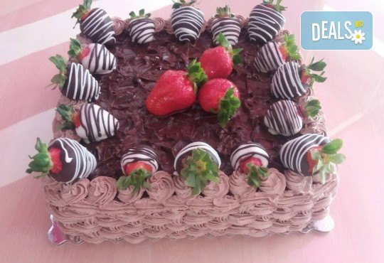 Класическо вкусно изкушение - торта с течен шоколад и пресни ягоди от сладкарница Черешка - Снимка 2