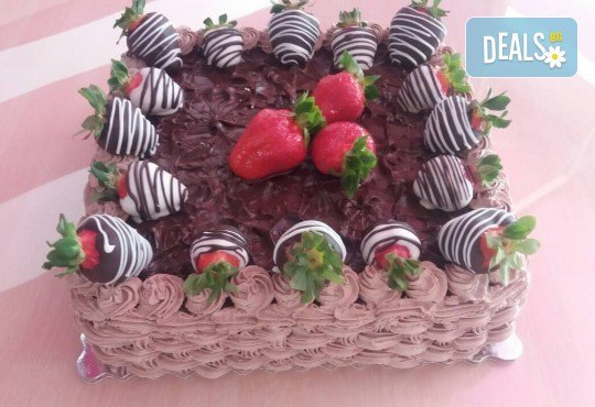 Класическо вкусно изкушение - торта с течен шоколад и пресни ягоди от сладкарница Черешка - Снимка 1