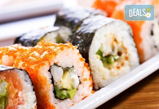 Суши сет Tsunami с 84 бр. екзотични суши хапки с авокадо, терияки, филе от сьомга, риба тон от Sushi King! - Снимка 1