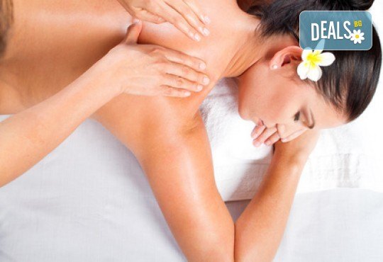 Лечебен успокояващ масаж на гръб, рамене и шия с магнезиево олио в масажно студио Боди баланс - Снимка 1