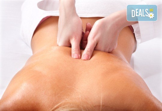 Лечебен успокояващ масаж на гръб, рамене и шия с магнезиево олио в масажно студио Боди баланс - Снимка 2