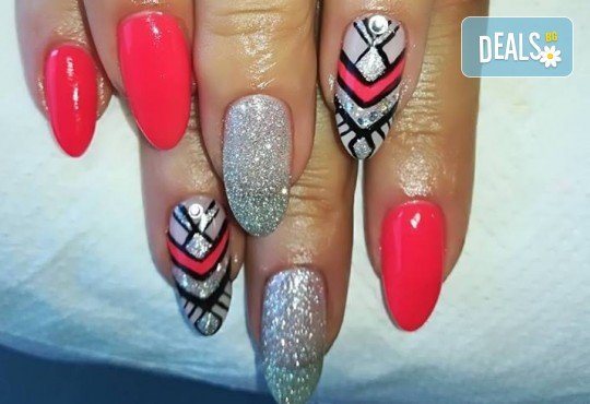 Дълготрайни цветове и безупречен стил! Маникюр с гел лак и сваляне на стар гел лак в A1 Beauty Salon - Снимка 3