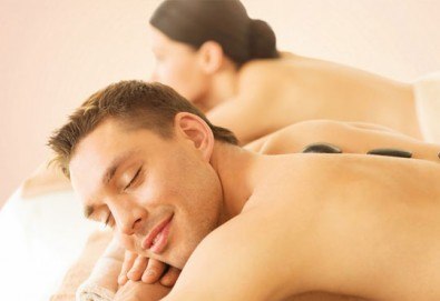 Релакс! Лечебен масаж на гръб с вулканични камъни, бадемово масло и зонотерапия на ръце и длани за един или за двама в Chocolate studio!