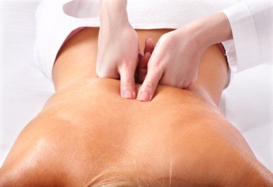 Терапевтичен масаж на гръб, масажна яка, магнитотерапия или нанасяне на морска луга върху проблемните зони в салон за красота Ванеси!
