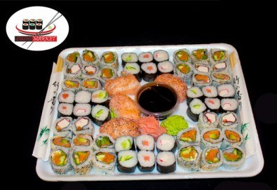 Екзотика! 60 суши хапки с пушена сьомга, филаделфия, бяла херинга, свежа салата, сурими раци и хайвер, възможност за доставка от Sushi Market!