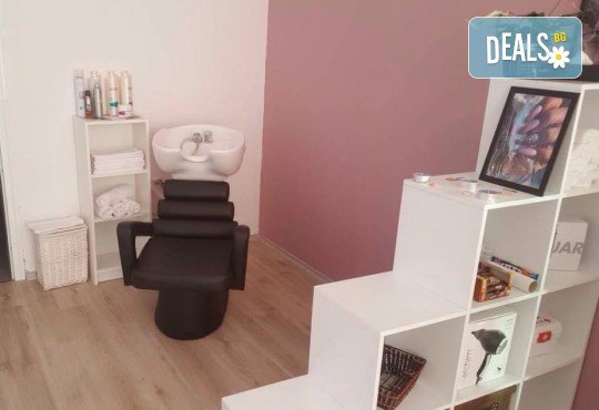 Нежна грижа в студените дни! Парафинова терапия за ръце и масаж с масажна свещ в салон за красота Сиемпре Белла - Снимка 3