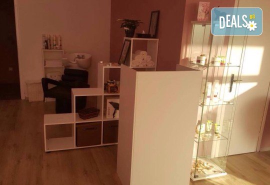 Нежна грижа в студените дни! Парафинова терапия за ръце и масаж с масажна свещ в салон за красота Сиемпре Белла - Снимка 4