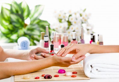 Нежна грижа в студените дни! Парафинова терапия за ръце и масаж с масажна свещ в салон за красота Сиемпре Белла