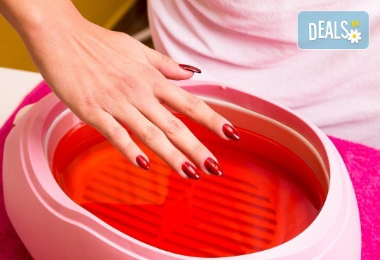 Нежна грижа в студените дни! Парафинова терапия за ръце и масаж с масажна свещ в салон за красота Сиемпре Белла - Снимка 2