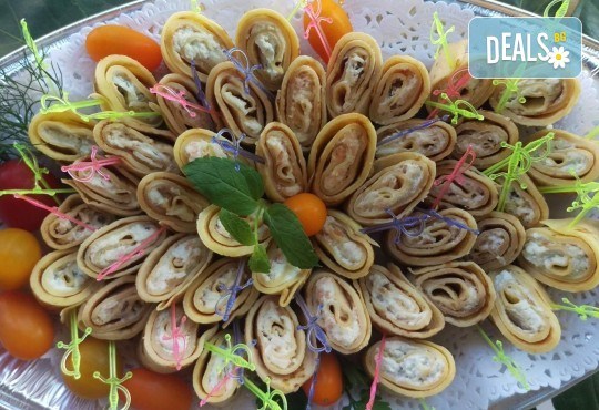 За празници! Кетъринг плато с 40 хапки палачинкови пънчета с български и френски сирена: сирене Philadelphia, топено сирене, синьо сирене, кашкавал, бяло сирене, ементал от Fresh & GO! - Снимка 2