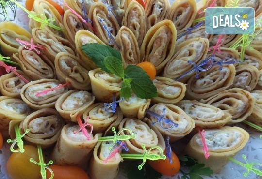 За празници! Кетъринг плато с 40 хапки палачинкови пънчета с български и френски сирена: сирене Philadelphia, топено сирене, синьо сирене, кашкавал, бяло сирене, ементал от Fresh & GO! - Снимка 1