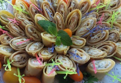 За празници! Кетъринг плато с 40 хапки палачинкови пънчета с български и френски сирена: сирене Philadelphia, топено сирене, синьо сирене, кашкавал, бяло сирене, ементал от Fresh & GO!