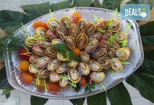 За празници! Кетъринг плато с 40 хапки палачинкови пънчета с български и френски сирена: сирене Philadelphia, топено сирене, синьо сирене, кашкавал, бяло сирене, ементал от Fresh & GO! - Снимка 3