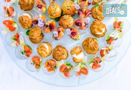 За Вашето събитие! 120 броя разнообразни солени бонбони, гризини с прошуто и сос и мини еклери с гъши пастет от Густос Кетъринг! - Снимка 1