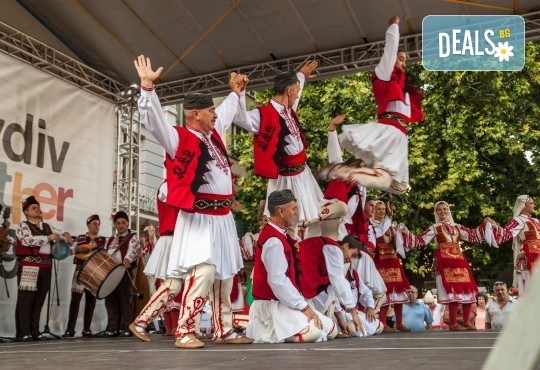 Всички на хорото! 8 урока по народни танци за начинаещи от Фолклорен клуб Баядери в НЧ Бъднина или Студио Фюжън! - Снимка 1