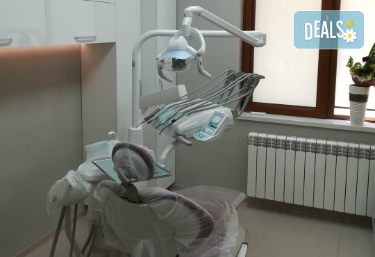 Обстоен дентален преглед, почистване на зъбен камък и зъбна плака с ултразвук и полиране с Air Flow в Deckoff Dental - Снимка 3