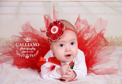 Идеалният подарък за празника! Професионална коледна фотосесия за бебета с 35 обработени кадъра от GALLIANO PHOTHOGRAPHY
