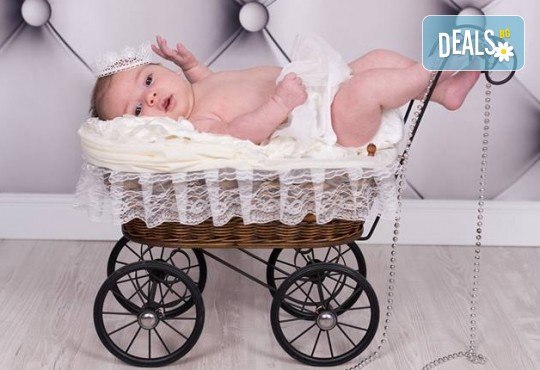 Професионална фотосесия за бебета в студио с 35 обработени кадъра с красиви декори и аксесоари от GALLIANO PHOTHOGRAPHY! - Снимка 6