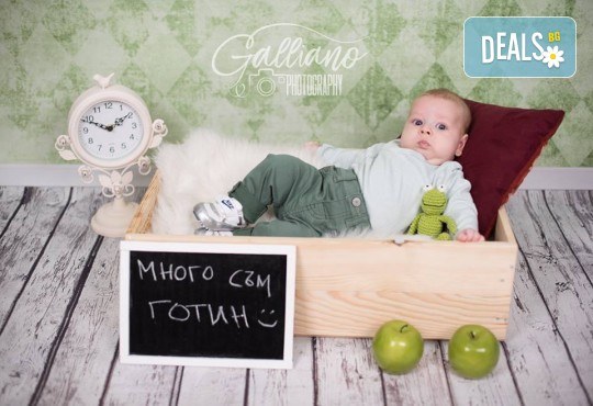 Професионална фотосесия за бебета в студио с 35 обработени кадъра с красиви декори и аксесоари от GALLIANO PHOTHOGRAPHY! - Снимка 12