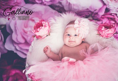 Професионална фотосесия за бебета в студио с 35 обработени кадъра с красиви декори и аксесоари от GALLIANO PHOTHOGRAPHY!