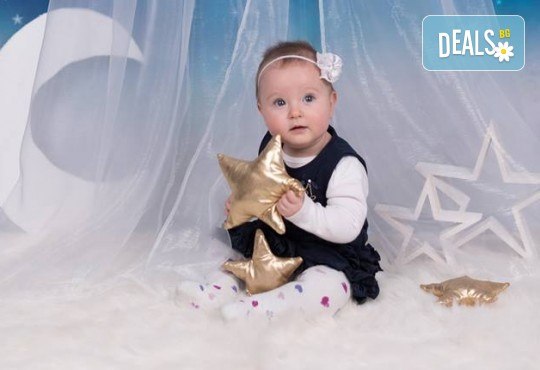 Професионална фотосесия за бебета в студио с 35 обработени кадъра с красиви декори и аксесоари от GALLIANO PHOTHOGRAPHY! - Снимка 15