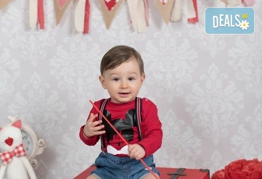 Професионална фотосесия за бебета в студио с 35 обработени кадъра с красиви декори и аксесоари от GALLIANO PHOTHOGRAPHY! - Снимка 16