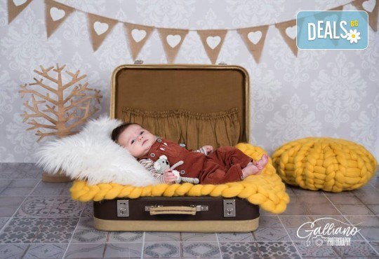 Професионална фотосесия за бебета в студио с 35 обработени кадъра с красиви декори и аксесоари от GALLIANO PHOTHOGRAPHY! - Снимка 17