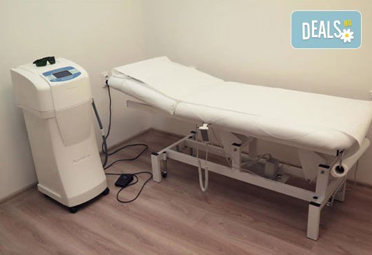 IPL фотоепилация на пълен интим, включващ бикини линия, интим и перианална област + на 1 малка зона в салон Орхидея - Студентски град! - Снимка 3