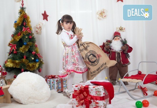 Професионална Коледна фотосесия в студио - индивидуална, детска или семейна, с до 100 обработени кадъра от Arsov Image! - Снимка 1