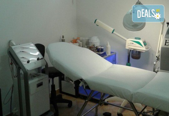 Медицинско почистване на лице, кислороден пилинг, терапия за контрол на порите и маска в салон за красота Алма Морел - Снимка 5