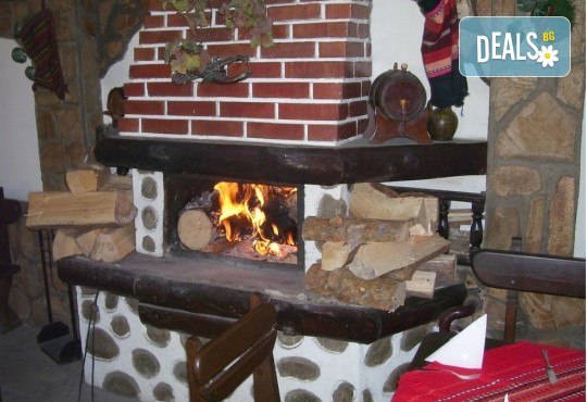 Посрещнете Новата 2018 година в Механа Ореха в Банско! Новогодишен куверт с напитки, салата, сухи мезета, предястие, специалитет и десерт! - Снимка 2