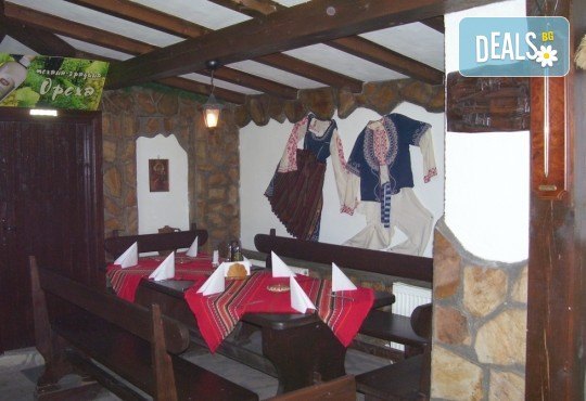 Посрещнете Новата 2018 година в Механа Ореха в Банско! Новогодишен куверт с напитки, салата, сухи мезета, предястие, специалитет и десерт! - Снимка 3