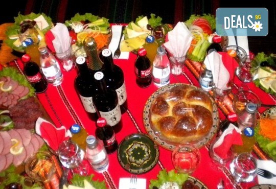 Посрещнете Новата 2018 година в Механа Ореха в Банско! Новогодишен куверт с напитки, салата, сухи мезета, предястие, специалитет и десерт! - Снимка 5