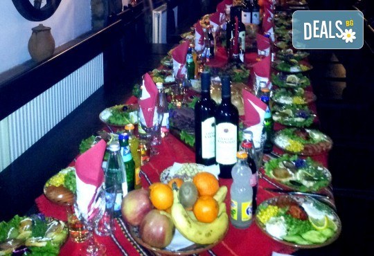 Посрещнете Новата 2018 година в Механа Ореха в Банско! Новогодишен куверт с напитки, салата, сухи мезета, предястие, специалитет и десерт! - Снимка 6