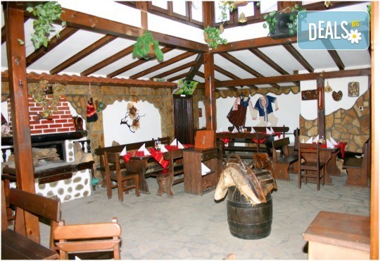 Посрещнете Новата 2018 година в Механа Ореха в Банско! Новогодишен куверт с напитки, салата, сухи мезета, предястие, специалитет и десерт! - Снимка 4