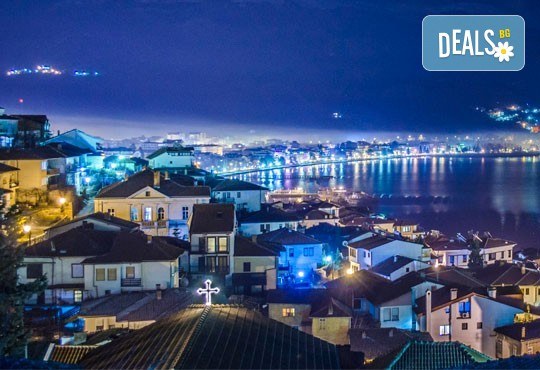 Посрещнете Коледа в Охрид! 2 нощувки в студио, с празнична вечеря с богато меню и жива музика, транспорт, програма в Скопие и посещение на Билянини извори и Струга! - Снимка 2