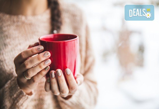 Нежна грижа в студените месеци! Парафинова терапия за ръце и 30% отстъпка от направата на маникюр в Салон Виктория! - Снимка 1