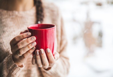 Нежна грижа в студените месеци! Парафинова терапия за ръце и 30% отстъпка от направата на маникюр в Салон Виктория!