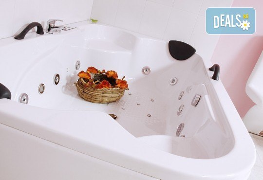 Подарете SPA пакет „San Diego“! Трансфер с лимузина „Lincoln“ до Senses Massage & Recreation, синхронен масаж за двама, 2 чаши уиски, перлена вана и комплимент: ядки асорти от San Diego Limousines! - Снимка 2