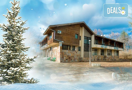 Нова година в комплекс Фазанария до Пазарджик! 2 нощувки със закуски, вечери, богата трапеза, DJ програма, заря и новогодишен огън - Снимка 1