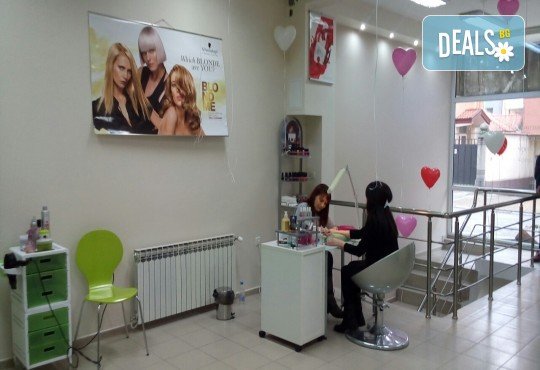 Почистване на лице с ултразвукова шпатула, вкарване на серум с ултразвук, нанасяне на маска с или без кислородна терапия по избор в Женско царство - Център /Хасиенда/ ! - Снимка 4